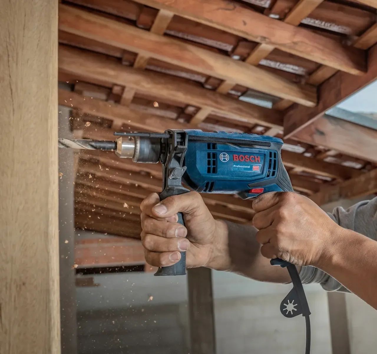 Furadeira de Impacto Bosch 750w com Maleta - Foto 2