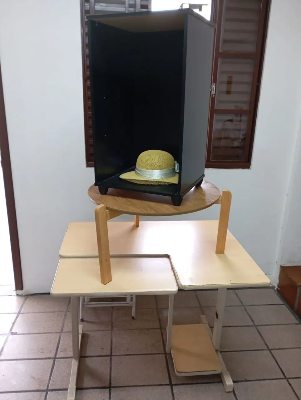 Duas mesas,e um porta objeto