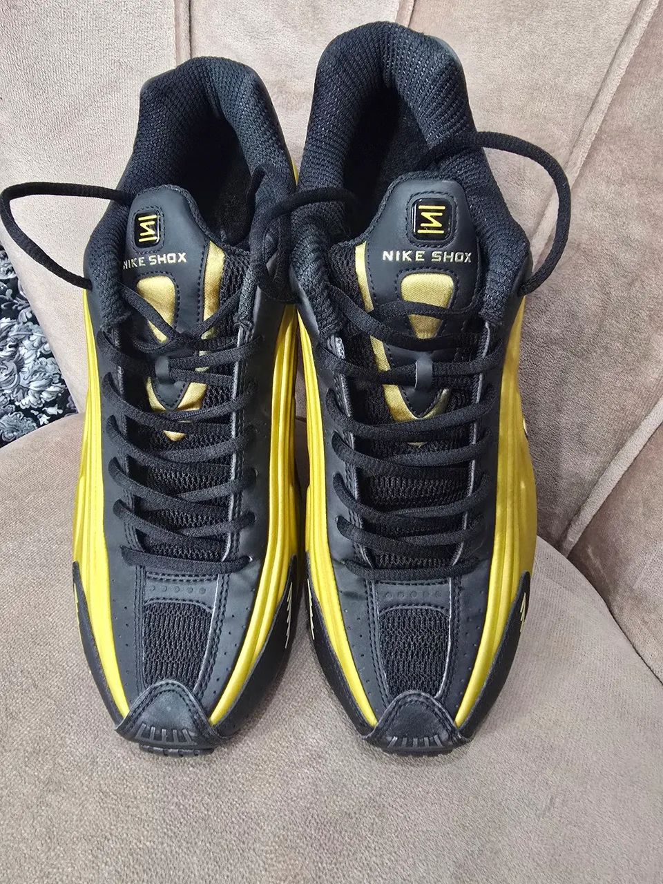 Nike Shox R4 Black Metallic Gold, 43 - Foto 5