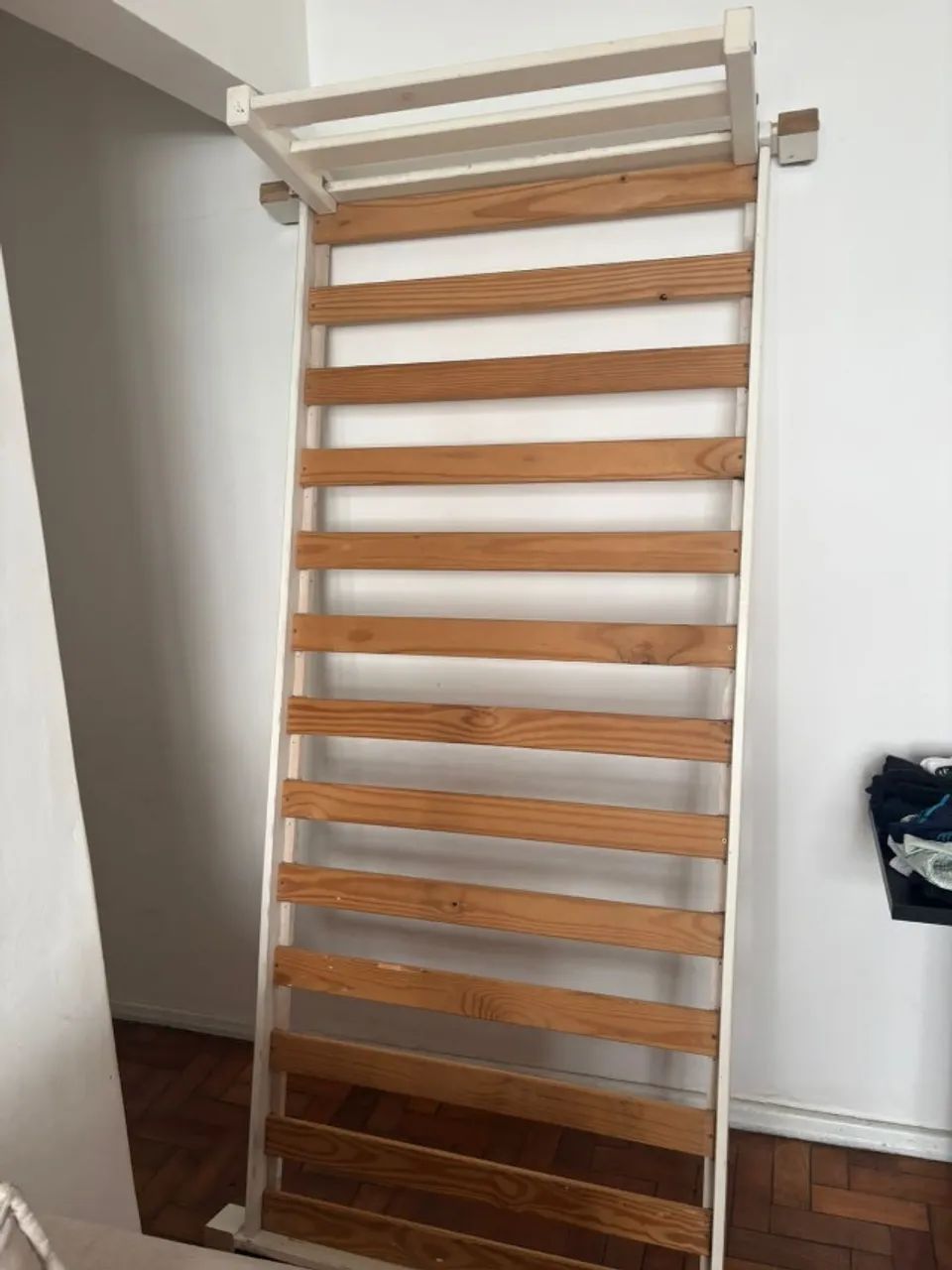 Cama solteiro em madeira 