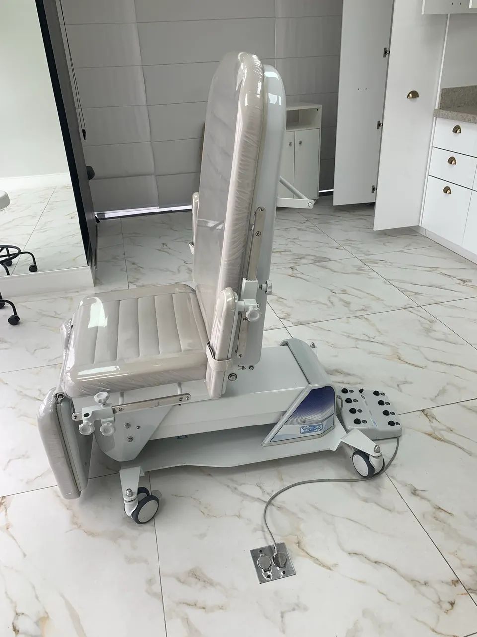 CADEIRA PARA EXAMES E PROCEDIMENTOS UNIQUE G STD JUMAS 127/220 VOLTS