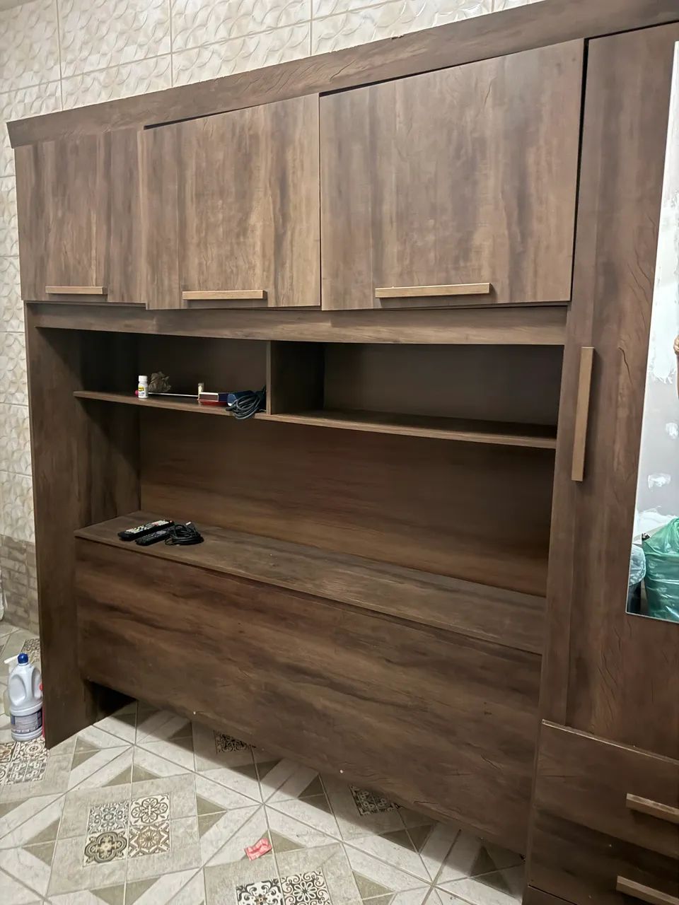 Guarda roupa espaço para cama Queen com baú e espelho - Foto 2