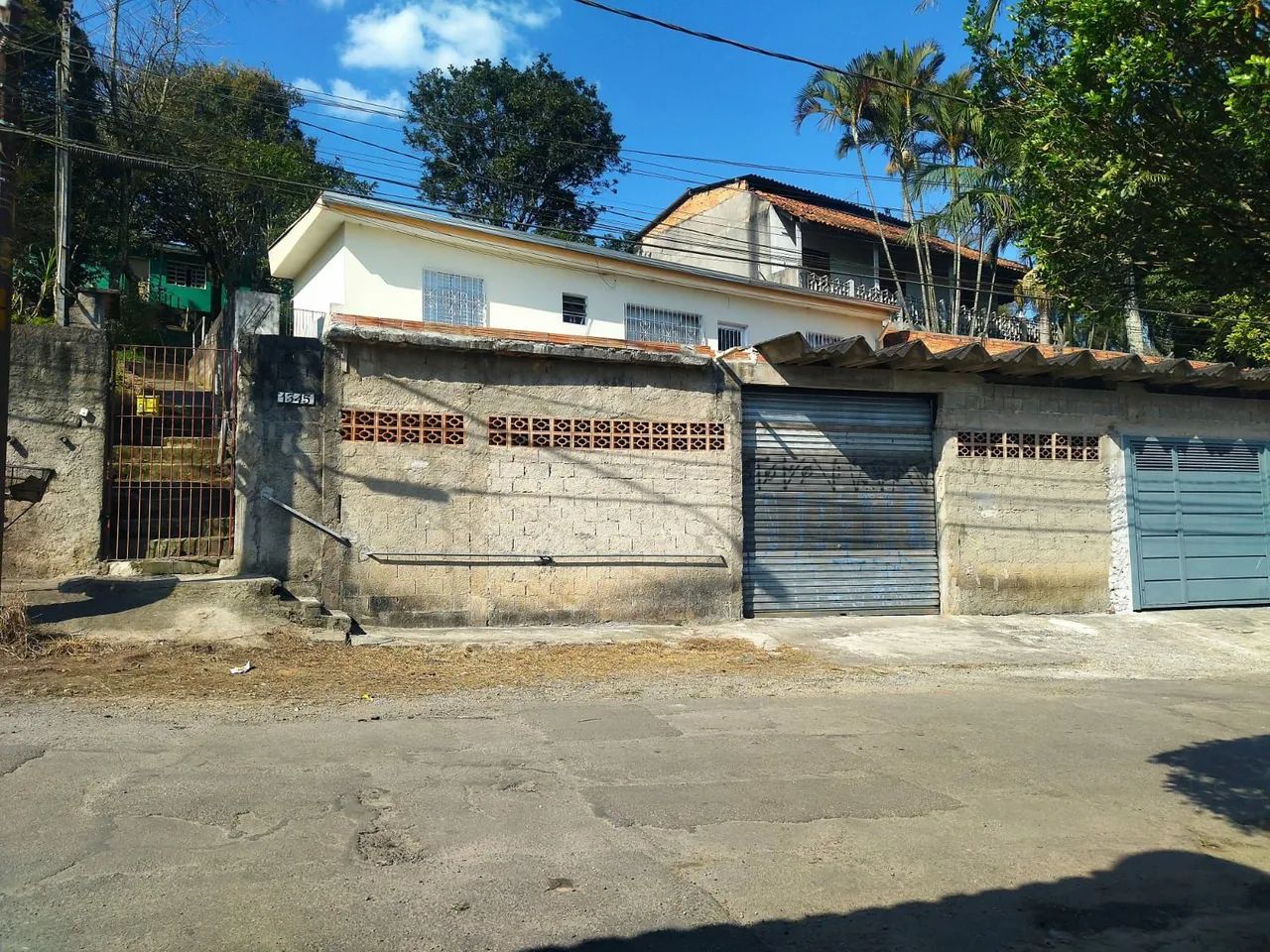 CASA + 2 CASAS NO QUINTAL/GARAGEM 