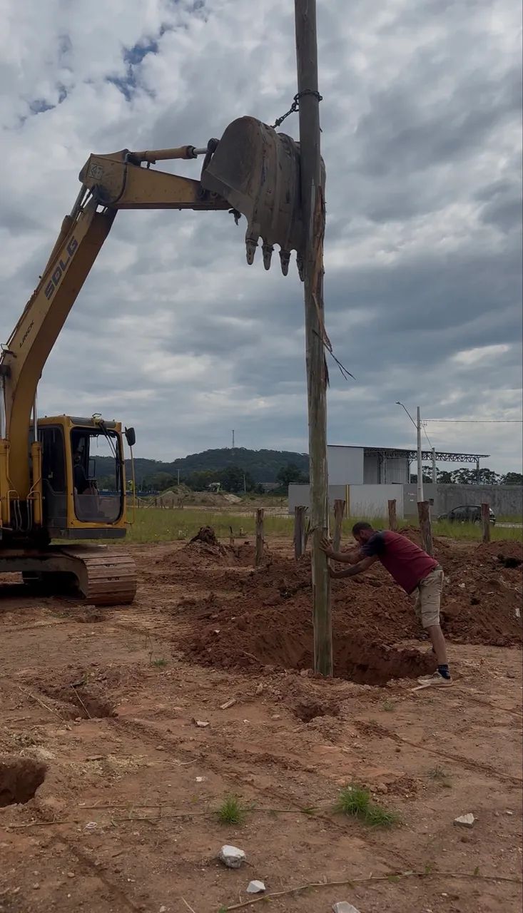 Colocação de estaca de eucalipto  - Foto 3