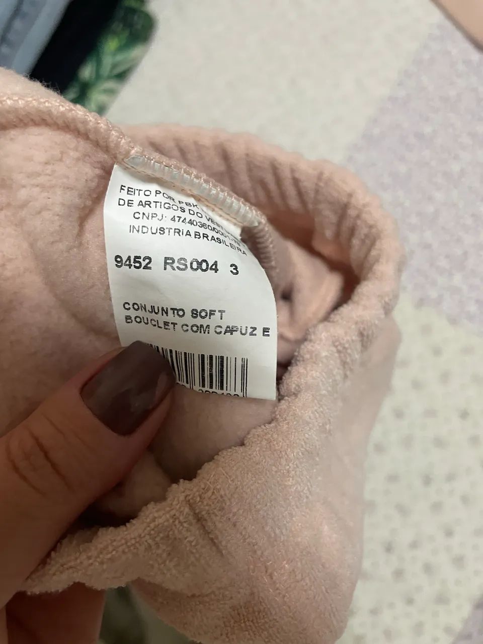 Este é um conjunto de moletom infantil verde com capuz e bolso canguru. - Foto 4