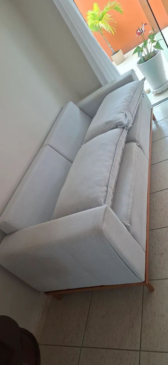 Sofá em linho, cinza claro. Medida: 2,40cm. - Foto 4