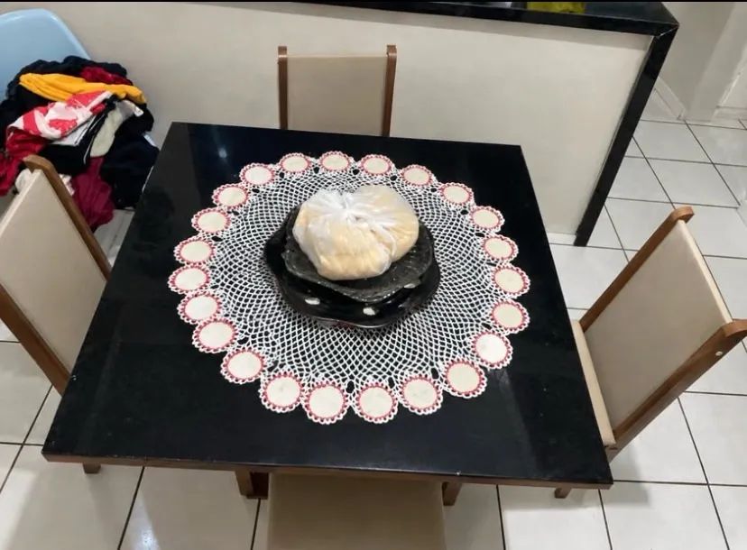 Mesa de jantar marrom + 4 cadeiras - Foto 2