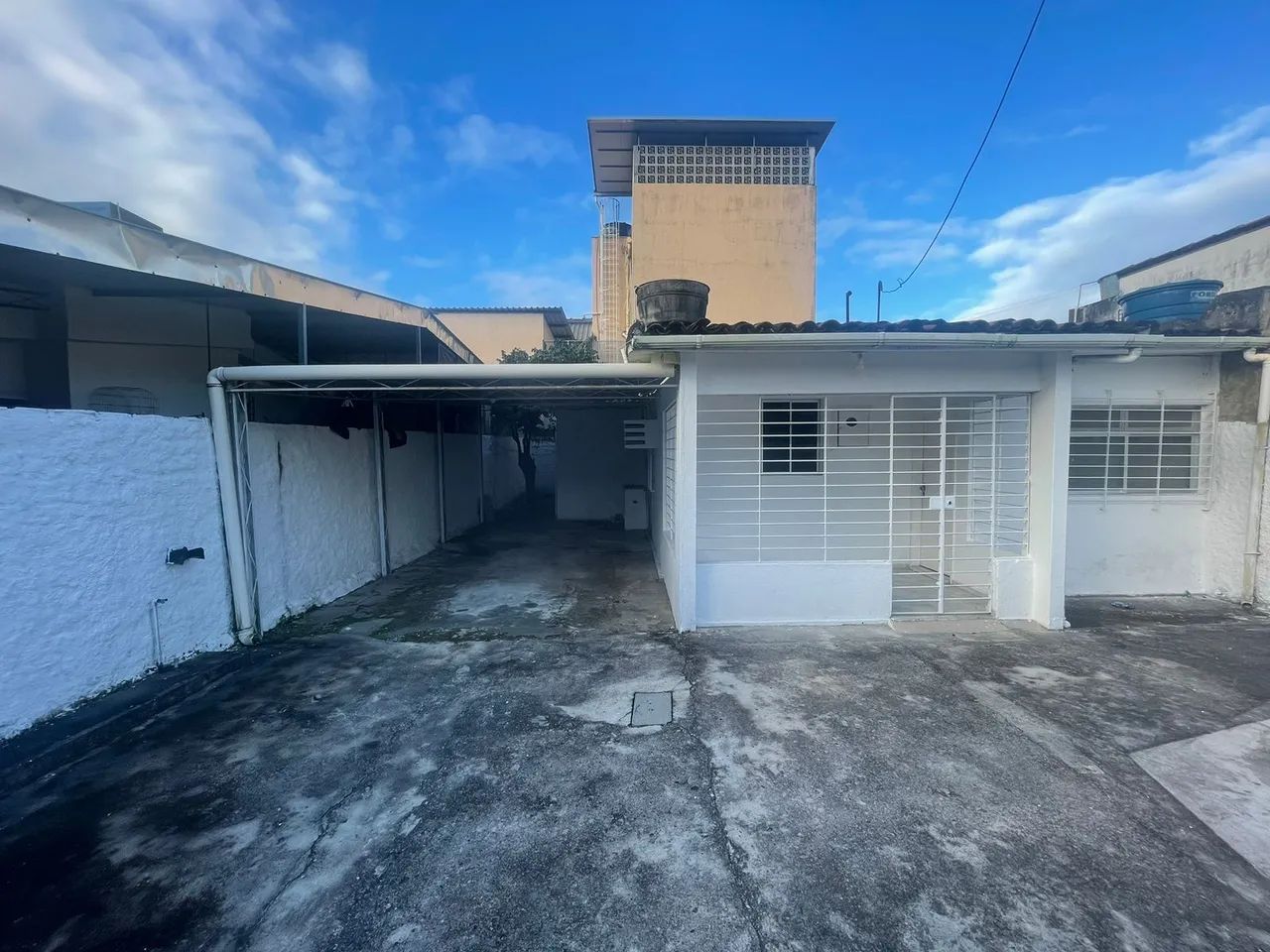 ? Casa ampla com quintal enorme e terraço gradeado