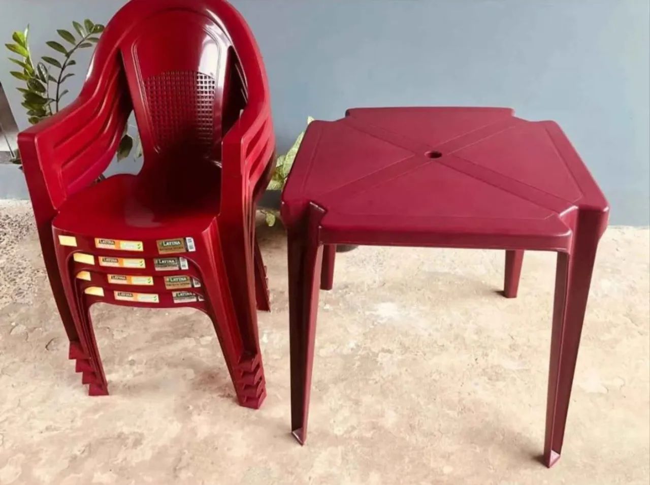 Jogo de mesa com 4 cadeiras 