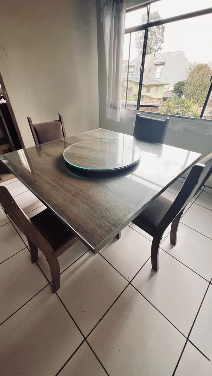 Mesa com oito cadeiras