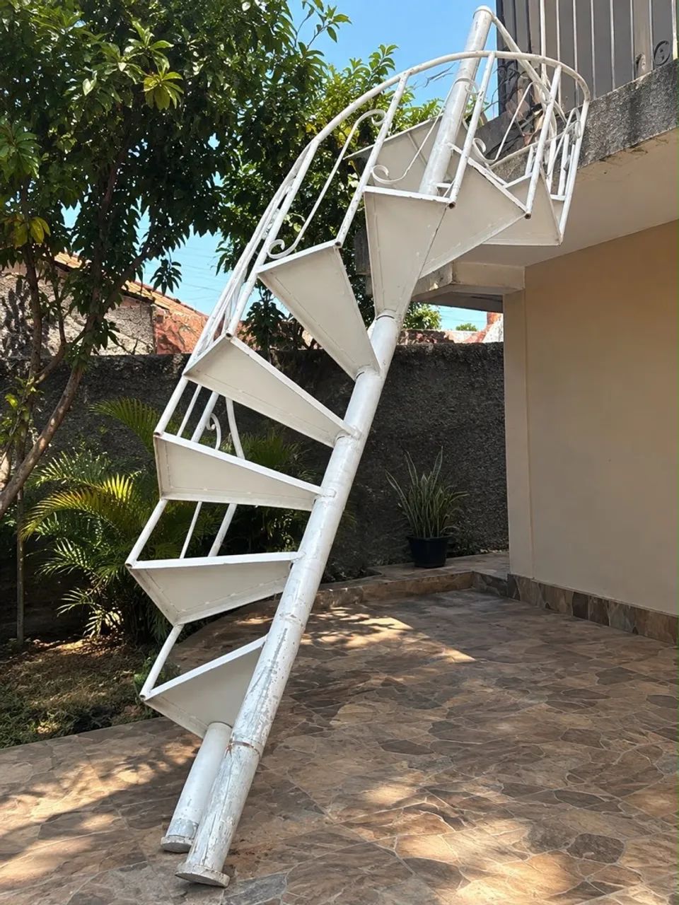 Escada redonda nova com corrimão 