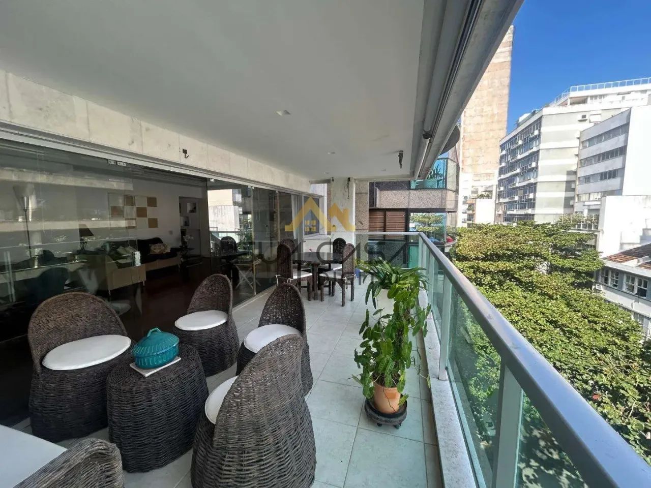 Leblon- Quadra da Praia| Apartamento 170m² com varanda | 3 quartos - 1 suíte REF: BAAP4693