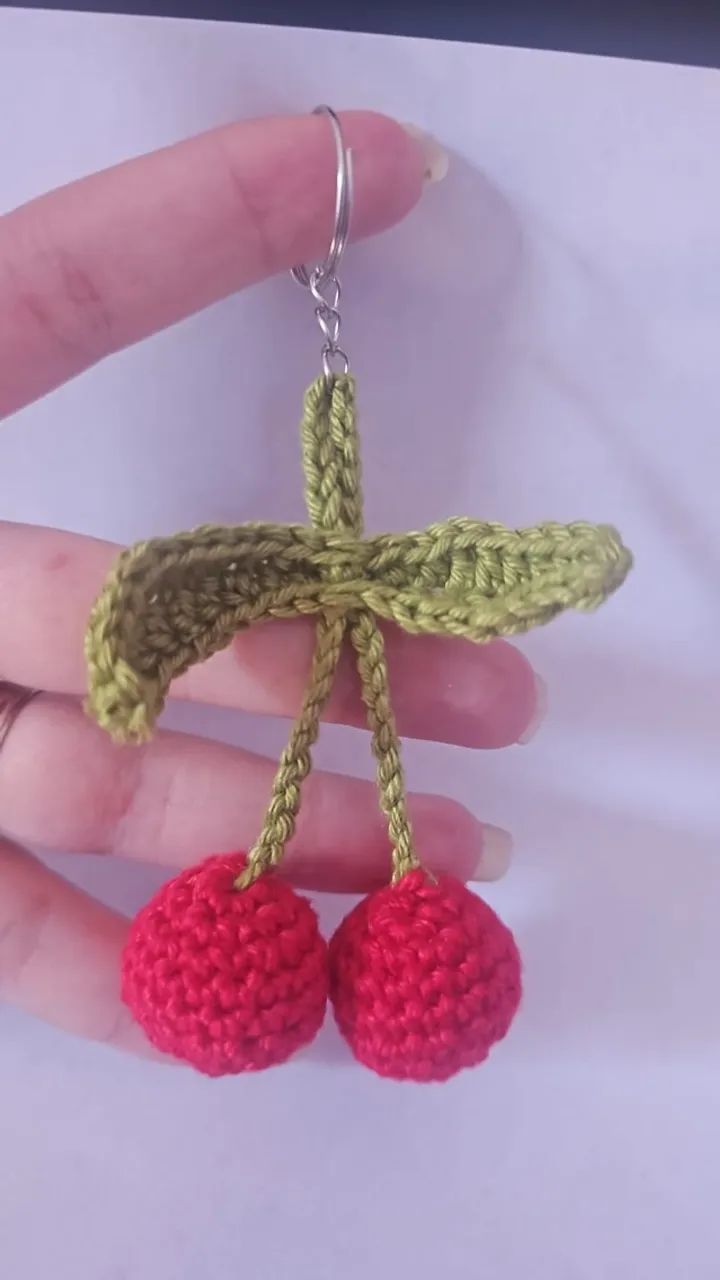 chaveiro de croche amigurumi cereja