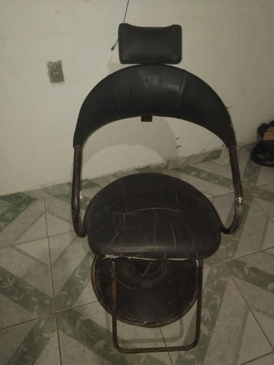 Cadeira de Barbeiro,Bancada, e lavatório... - Foto 4