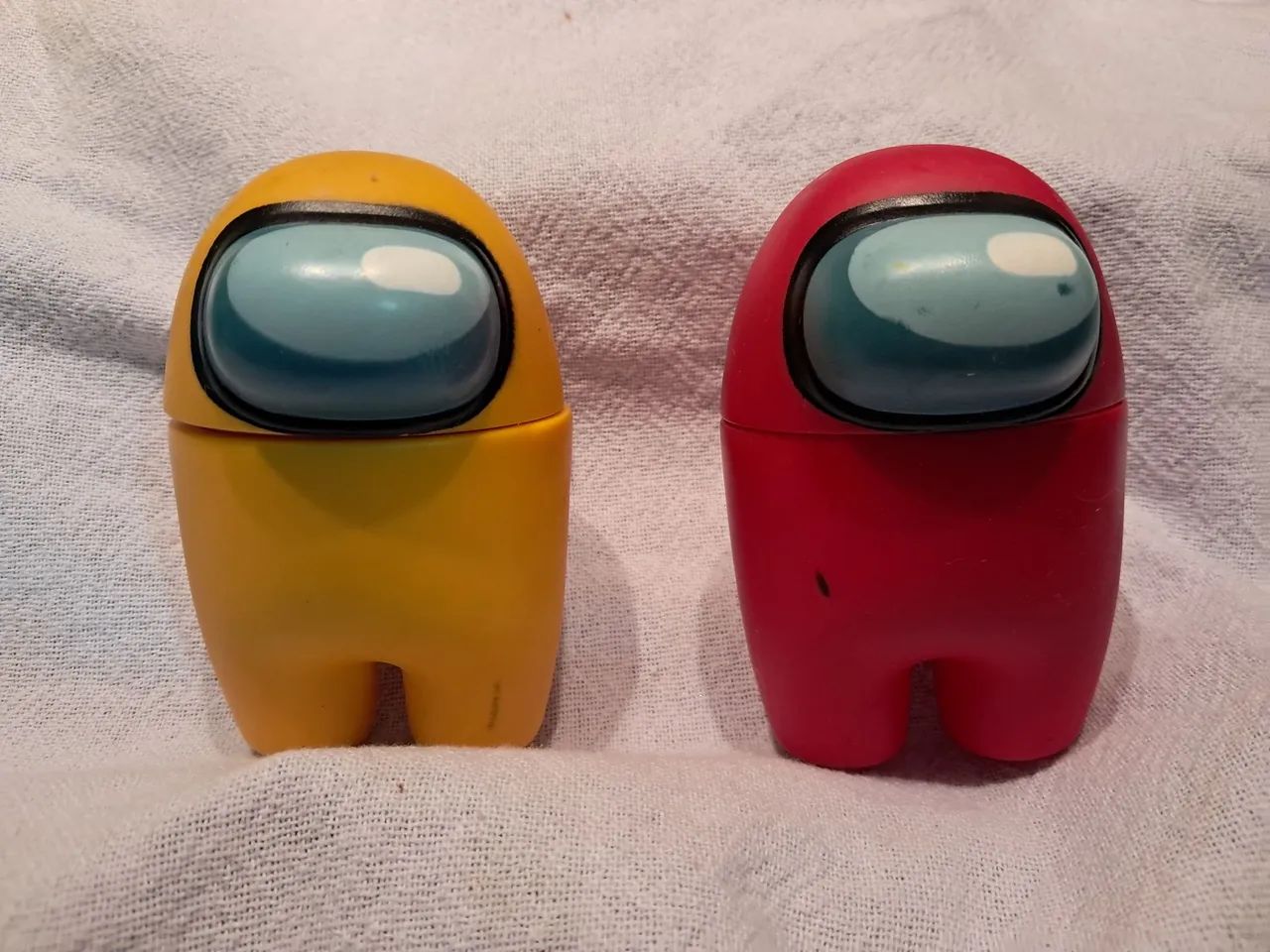 Bonecos Among us amarelo e vermelho
