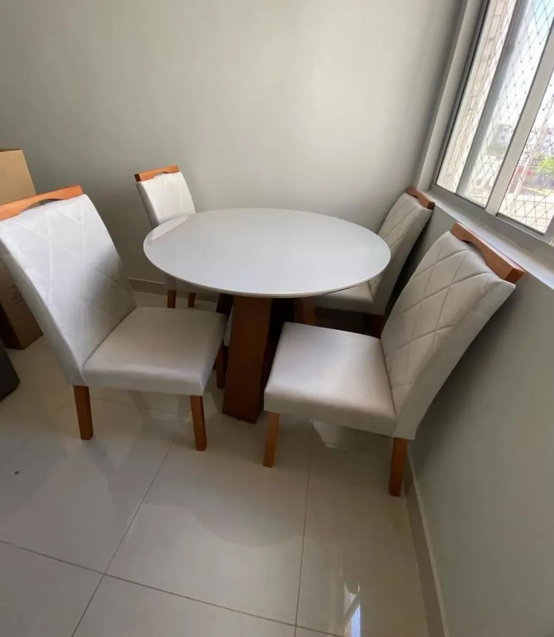 Conjunto de mesa com 4 cadeiras 103x103 nova a pronta entrega  - Foto 3