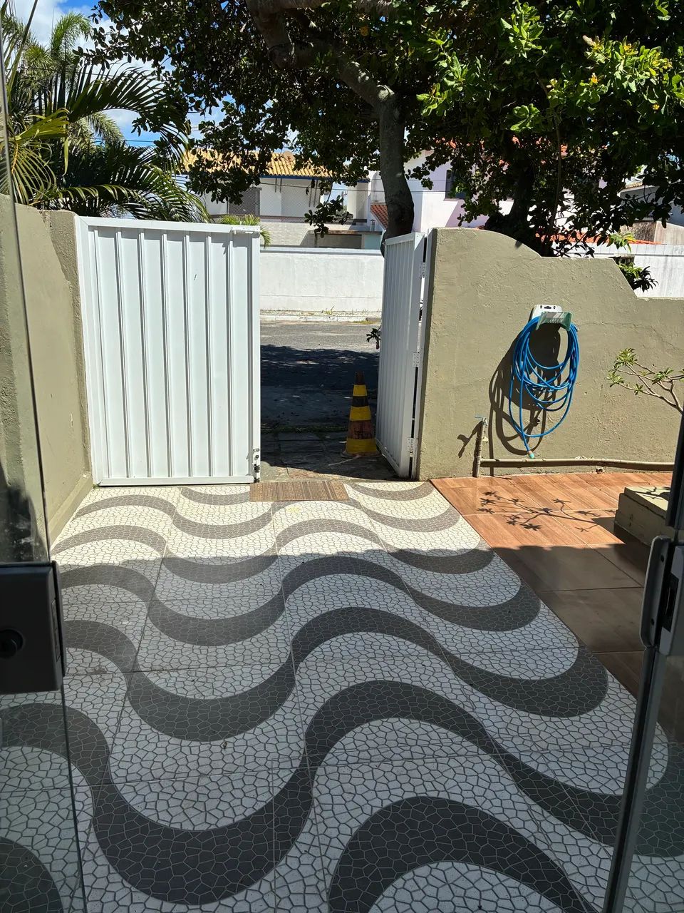 Casa 1 quarto, mobiliada, rua fechada, segurança 24 h, em Vilas Atlântico 