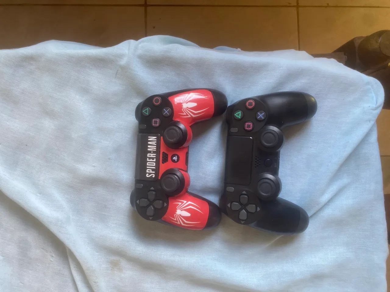 PlayStation 4 slim com 2 controles  - Foto 3