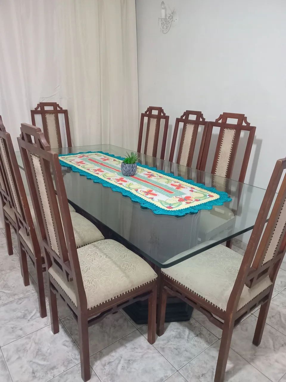 Mesa com oito cadeiras