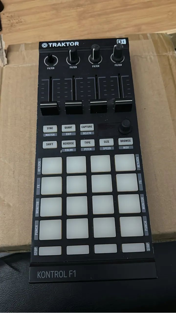 Traktor Kontrol F1 