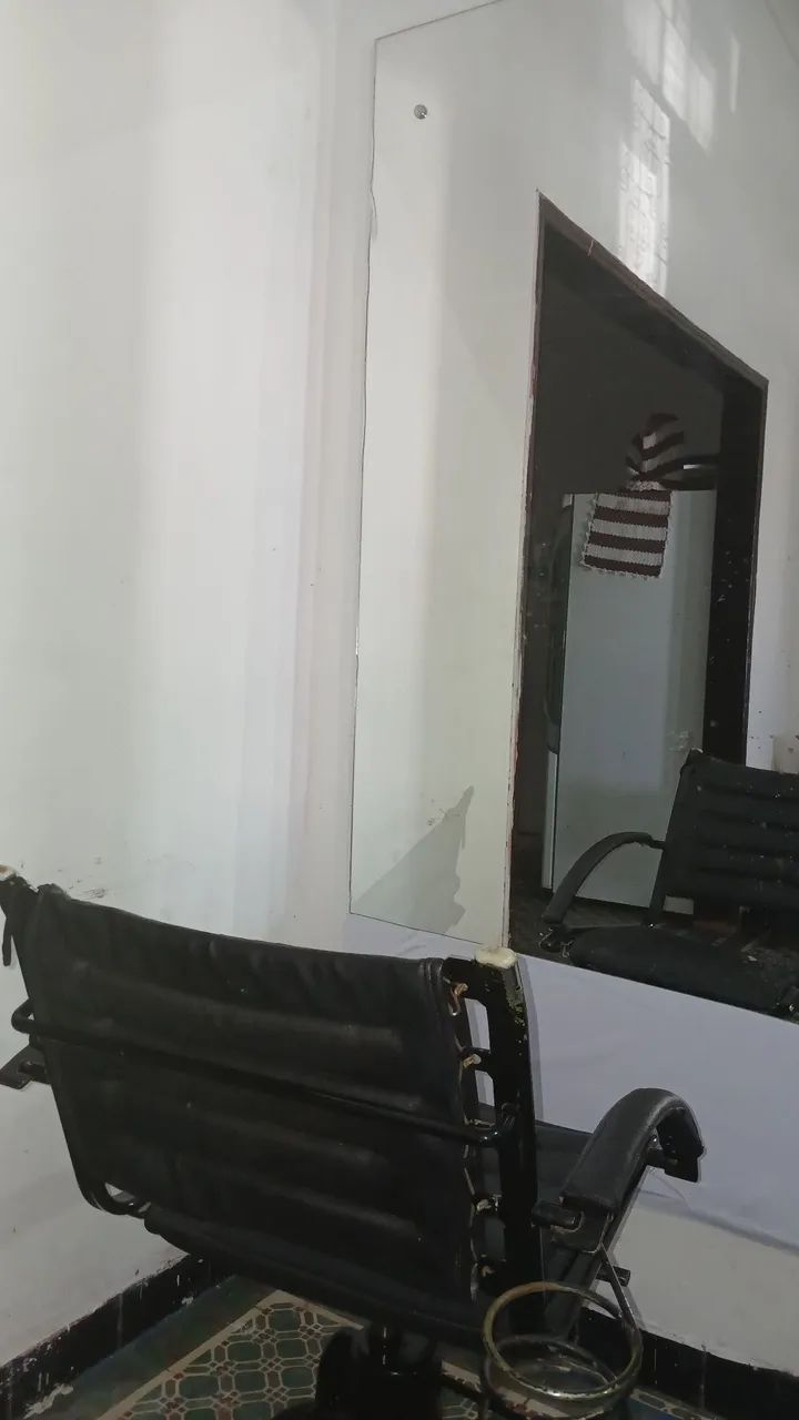 Cadeira de salão com suporte para secador junto com um espelho  - Foto 3
