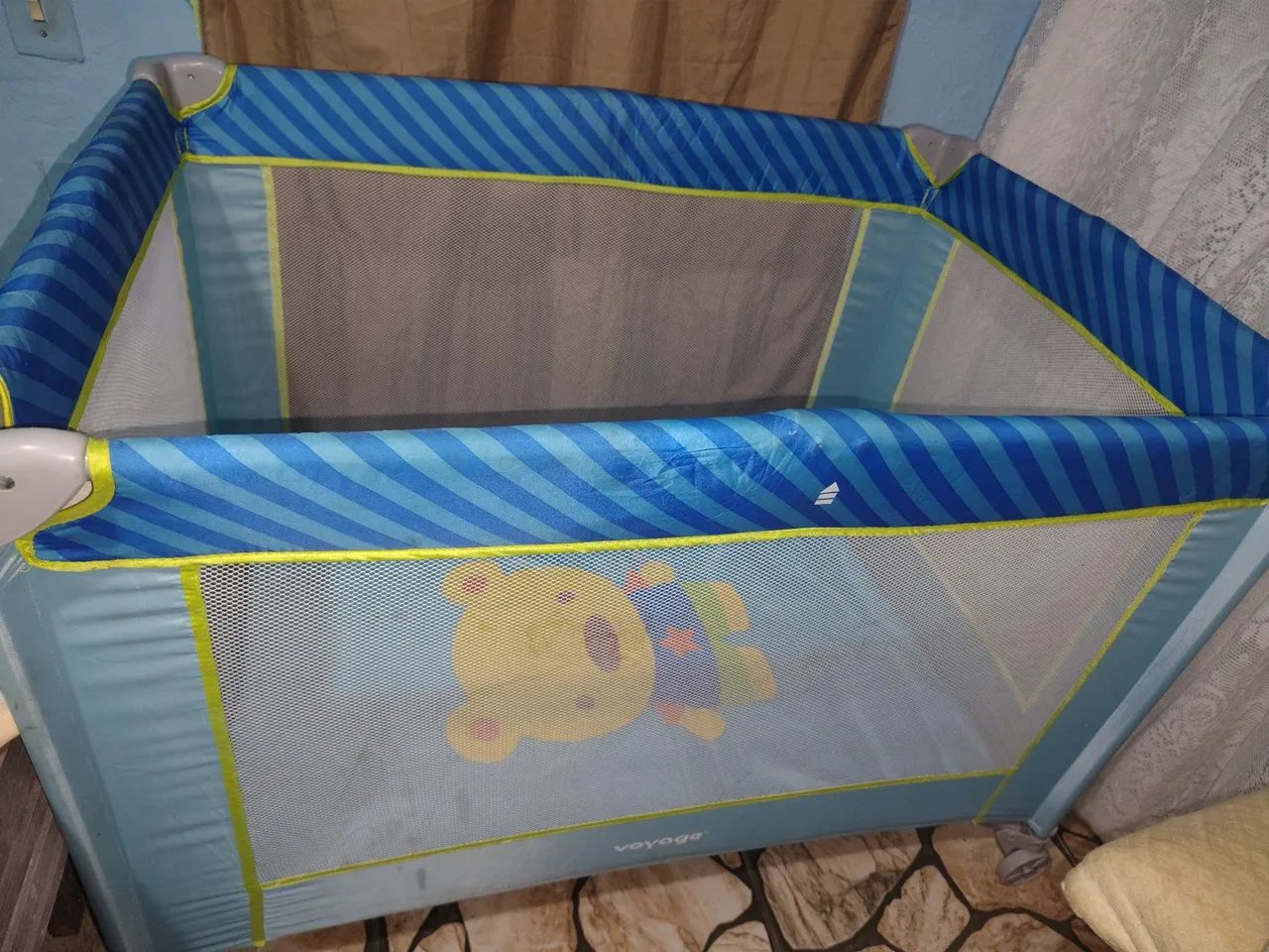Berço chiqueirinho novo ainda tem uma lona que permite o recém nascido não ficar lá embaix - Foto 5