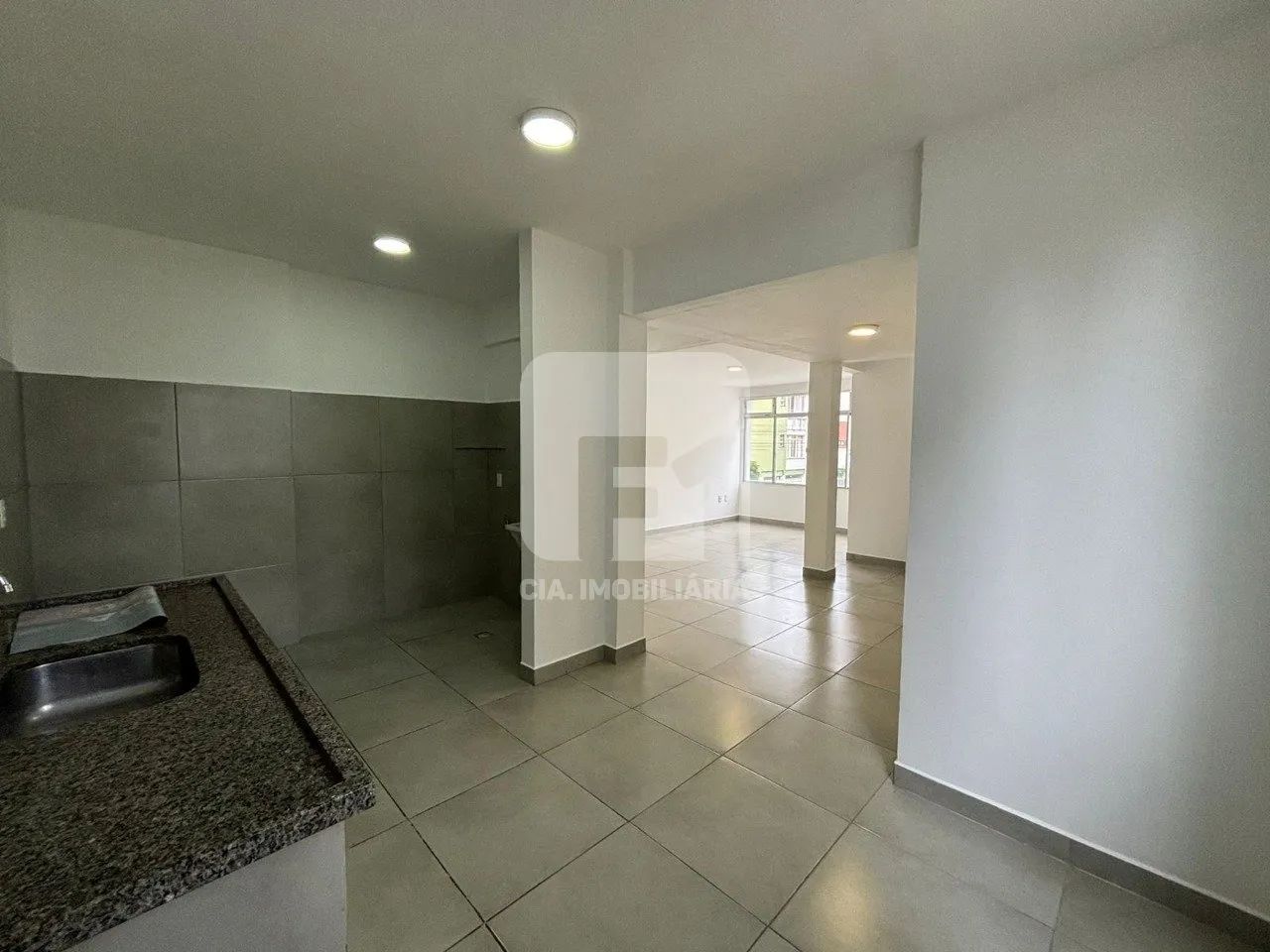 Apto 2 dormitórios reformado próximo a UDESC - Foto 4