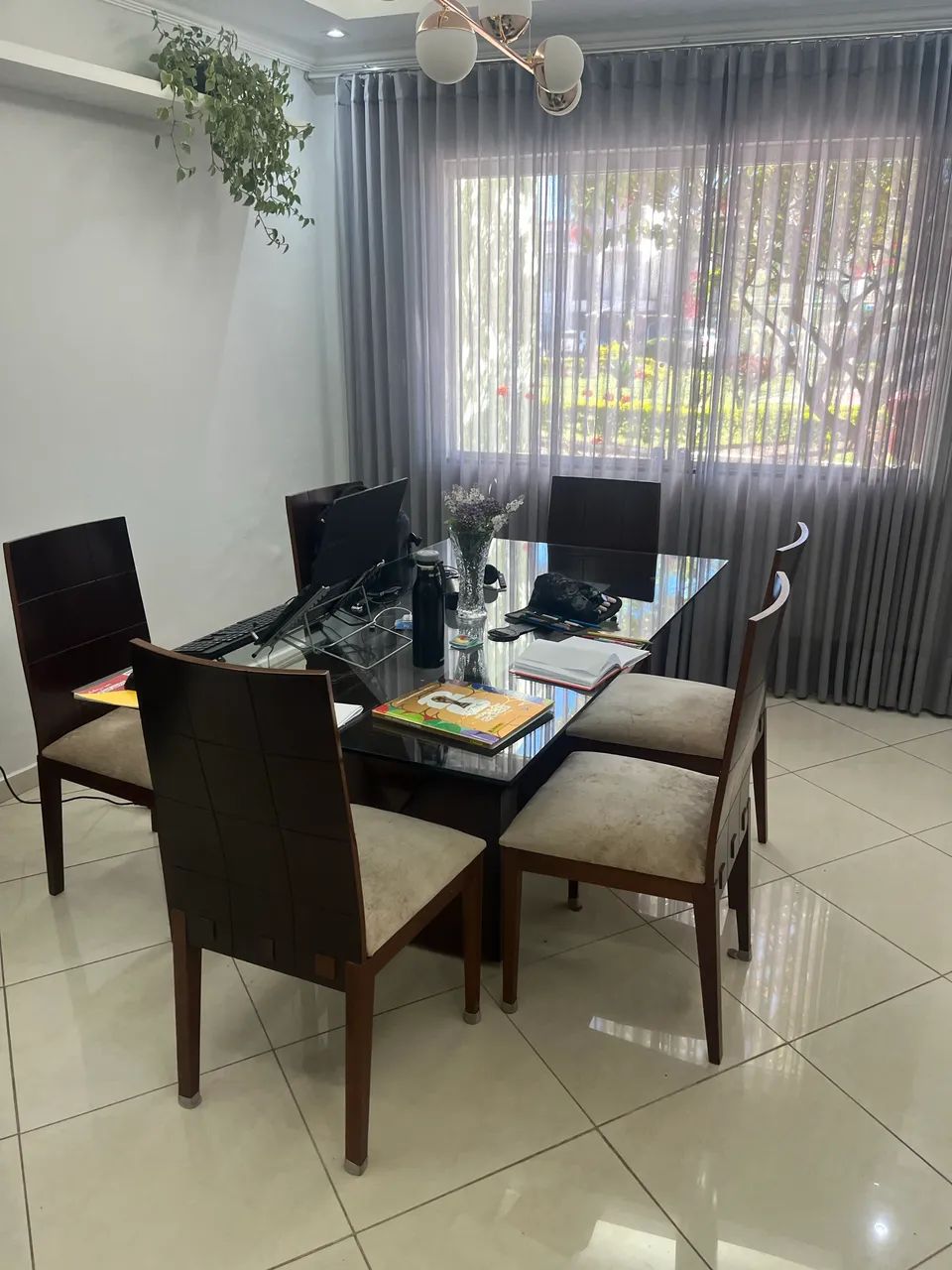 Vendo mesa com cadeiras, cômoda e cristaleira  - Foto 5