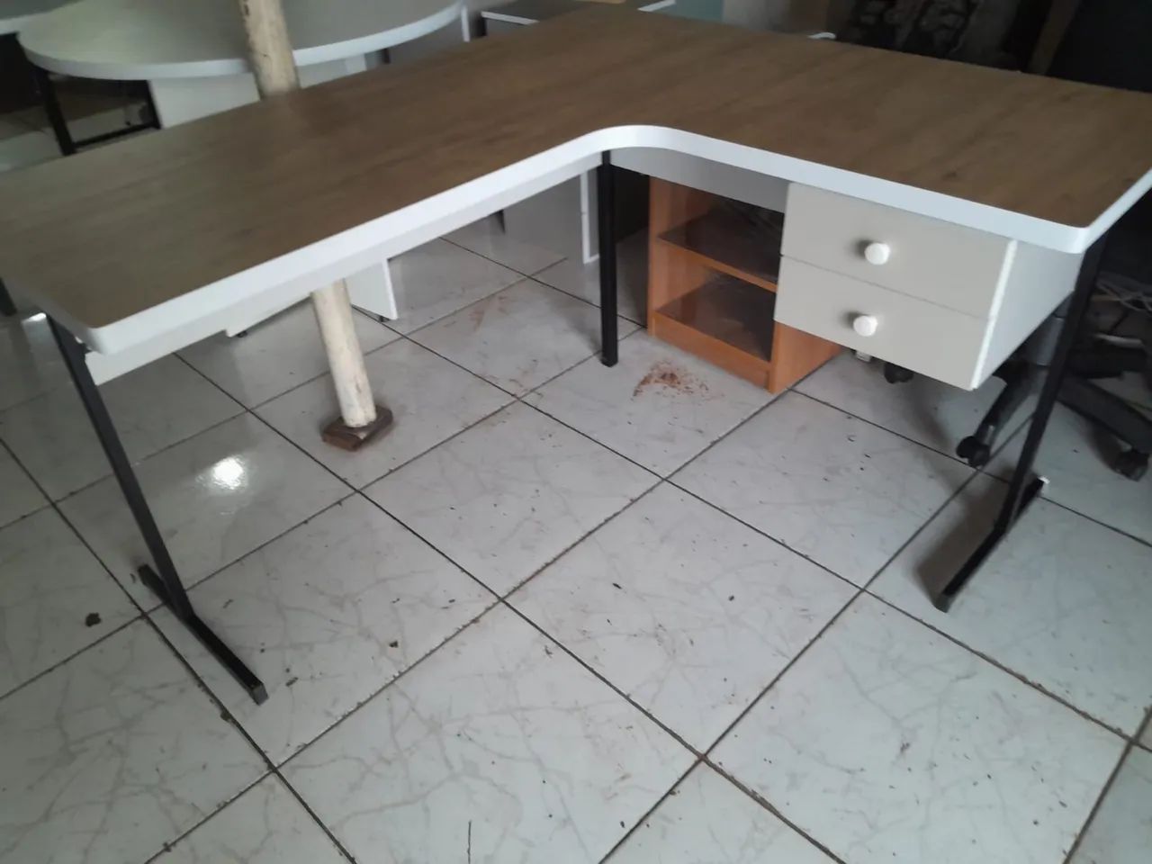 produto novo - mesa com perna de ferro e 2 gavetas - frete grátis  - Foto 2