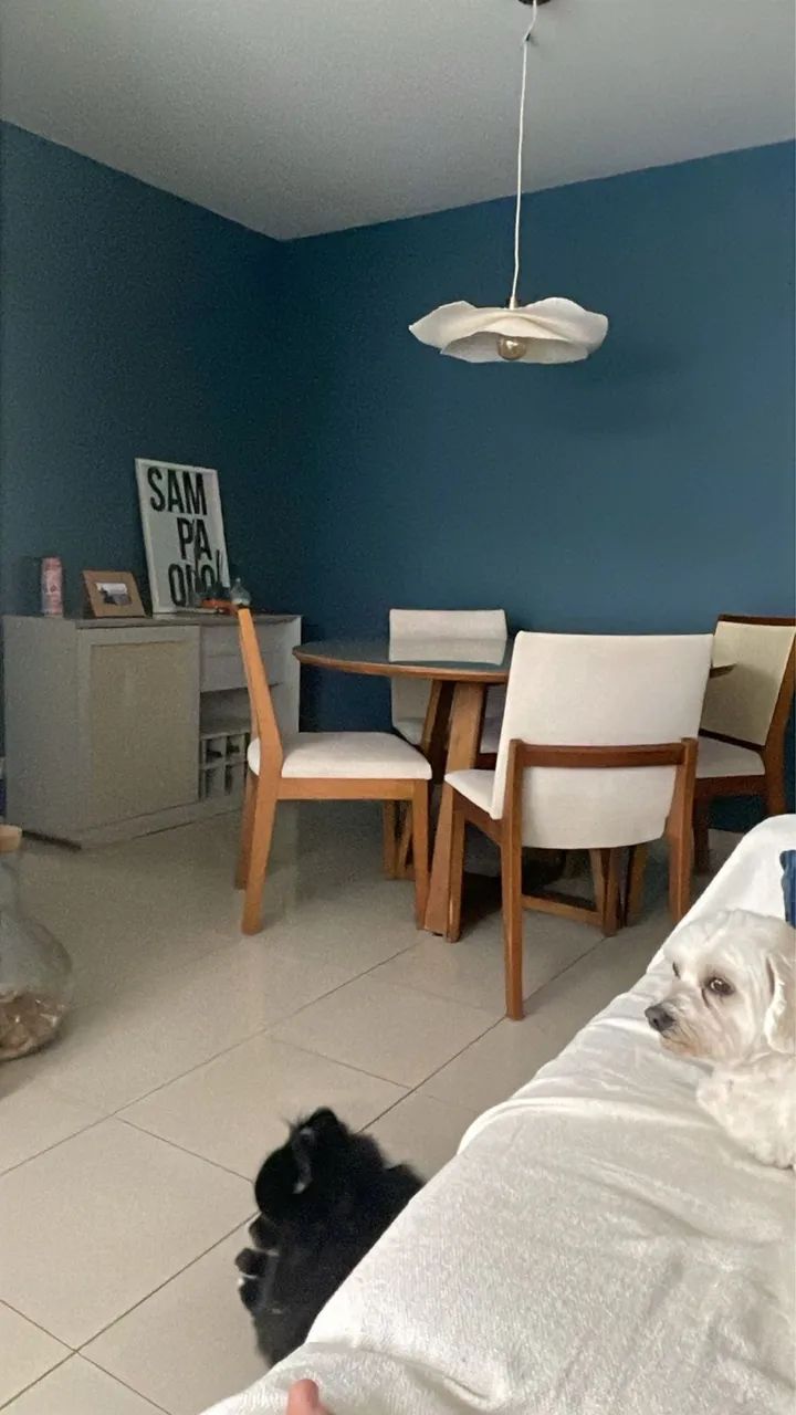 Conjunto de mesa base de madeira e tampo de vídeo + 4 cadeiras de tecido e palha.  - Foto 2