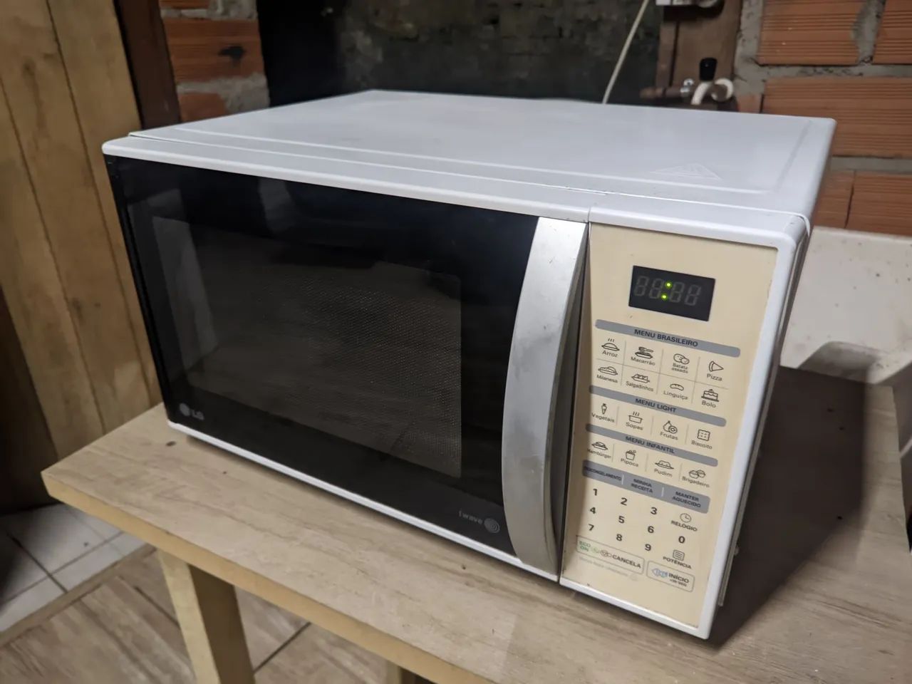 Microondas LG 30L funcionando perfeitamente.