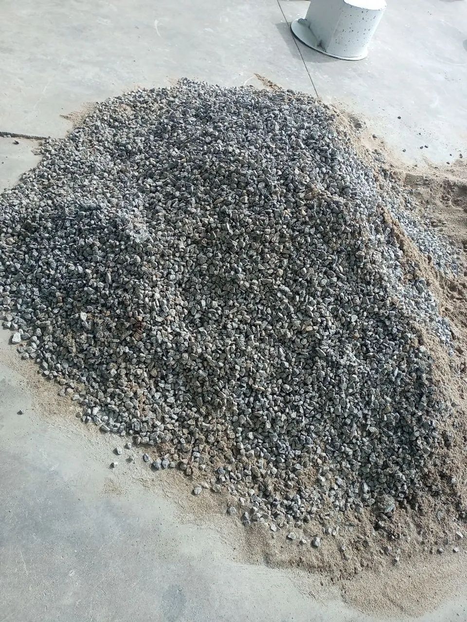 Vende se  areia e pedra, meio metro de cada!  - Foto 2