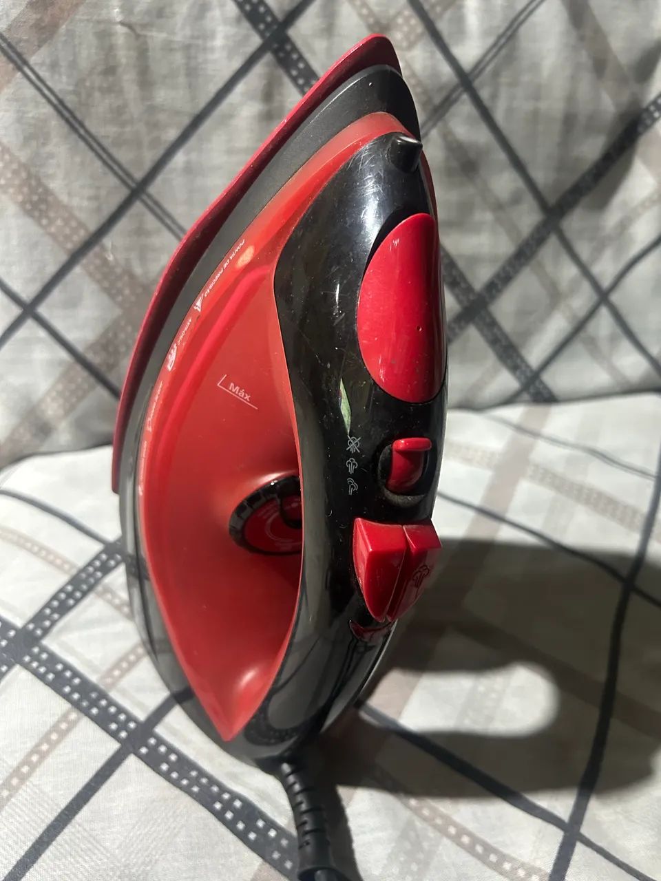 Ferro de passar roupa Oster - Foto 3