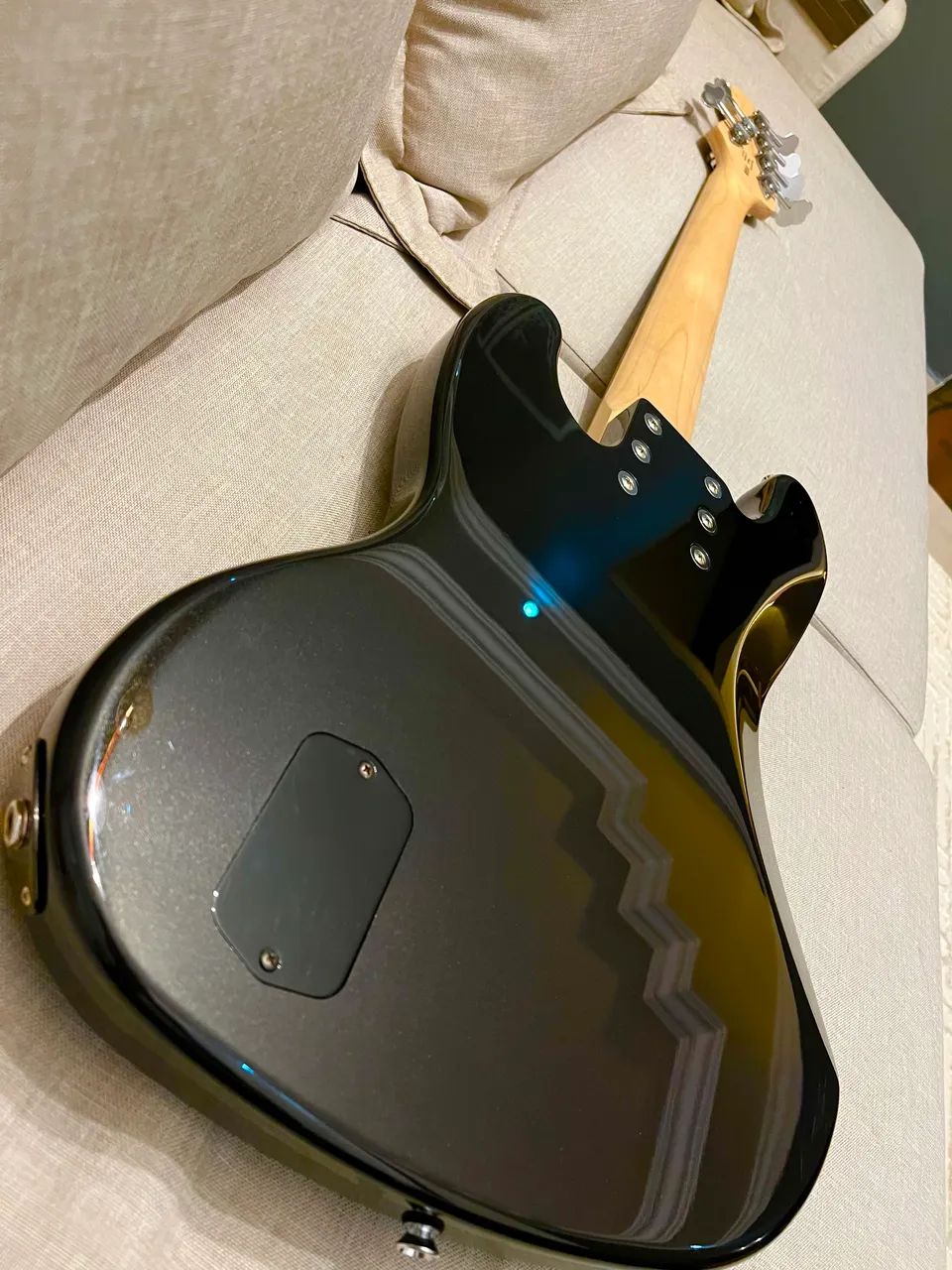 Contra Baixo Fender Squier jazz Bass 6 cordas com upgrade top