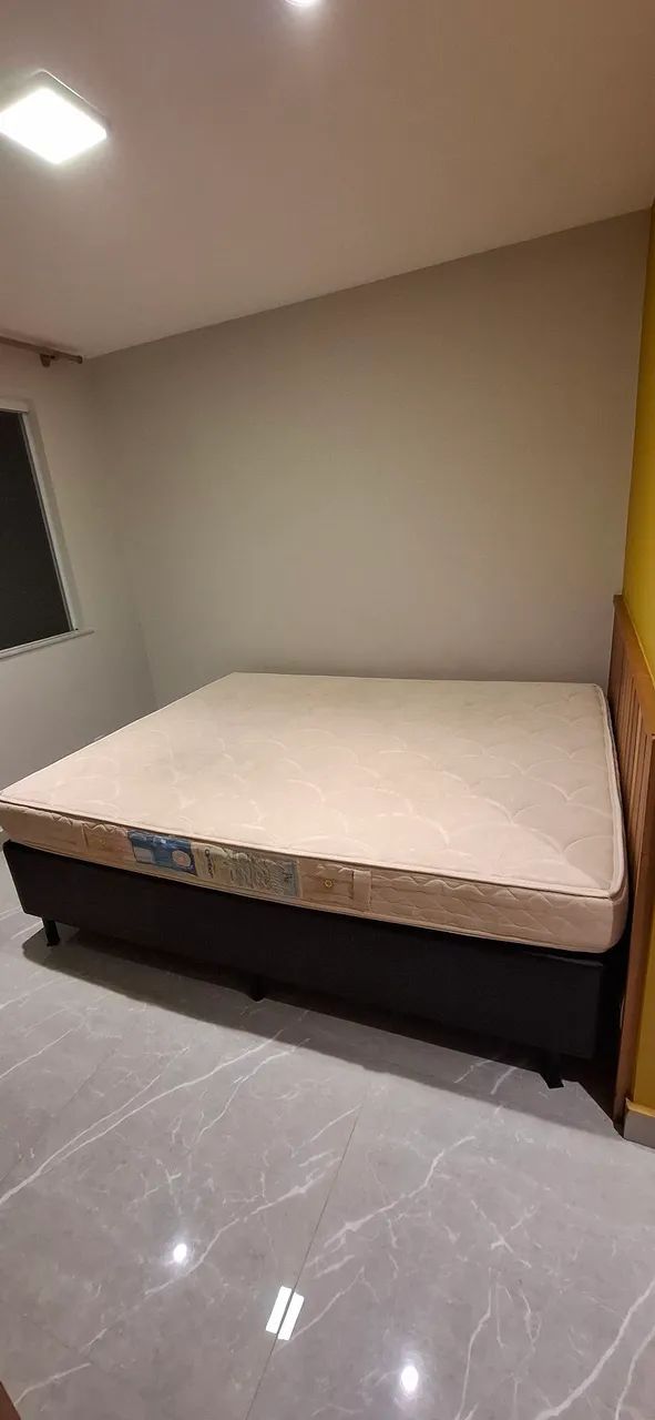 Cama Queen com colchão 