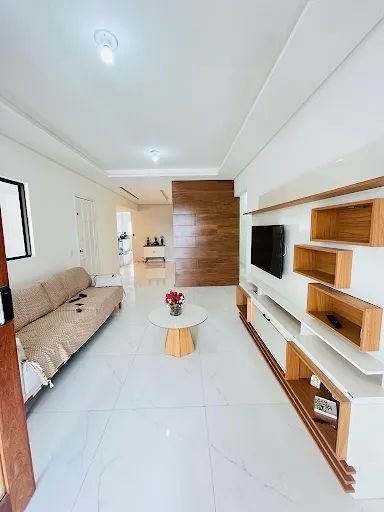 Casa de 260m2 com 4 Quartos + DCE e Piscina, no Altiplano