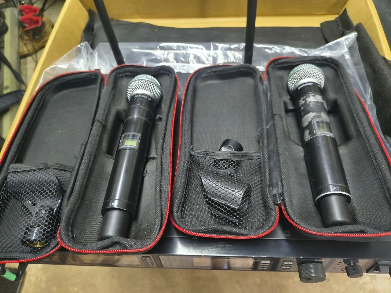 Microfone Shure sem fio UR4D com 2 Bastões beta58  - Foto 4