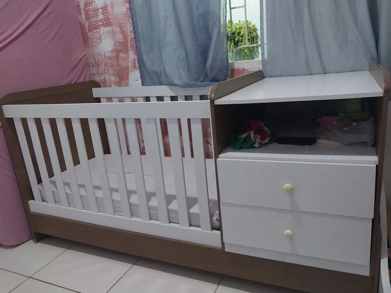 Berço/ cama / com cômoda acoplada 