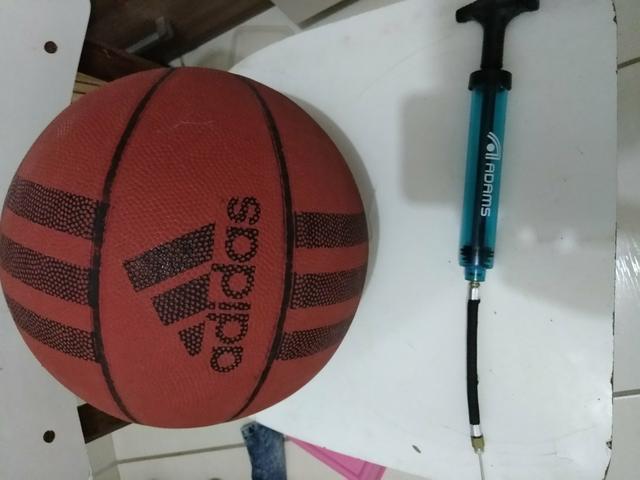 Bola de basquete com bomba de enchimento