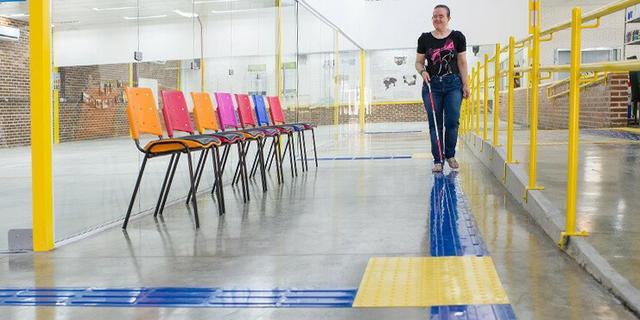 Piso tatil direcional e alerta - emborrachado