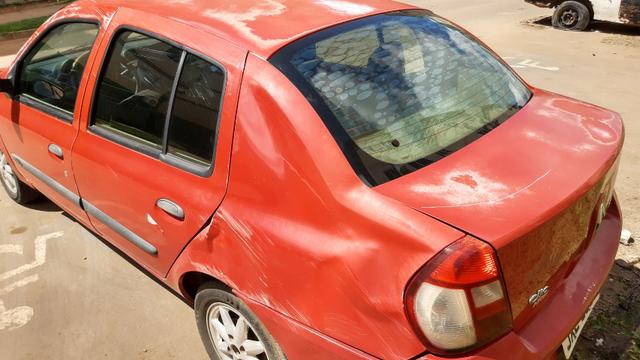 Reno Clio 2006 5.000 com reparos a fazer