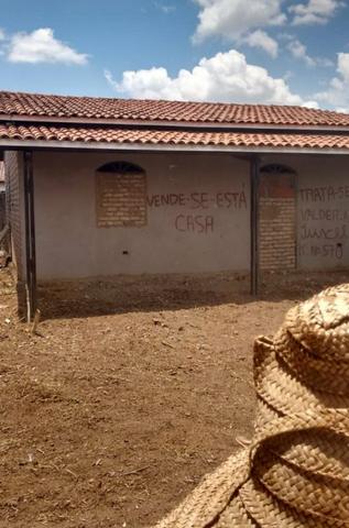 Vende-se uma casa