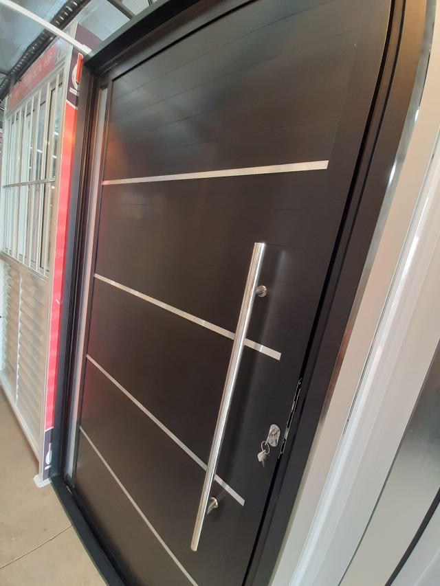 Porta pivotante lambril preta 2.10x120m com puxador, fechadura e tira de vidro. 