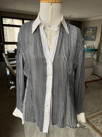 Camisa de Alfaiataria preta e branco com punhos e gola branca usada