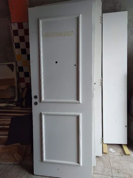 Folha de porta madeira maciça lado direito 2.00  x 0,72 com  fechadura sem chave. - Foto 3