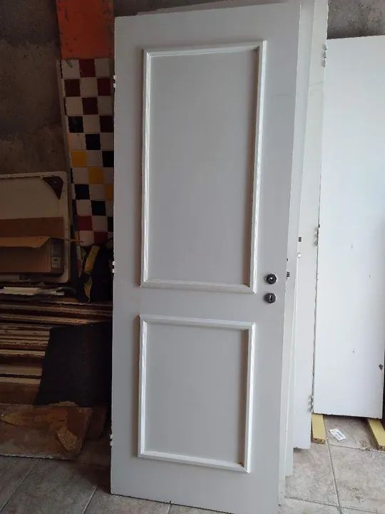 Folha de porta madeira maciça lado direito 2.00  x 0,72 com  fechadura sem chave. - Foto 2