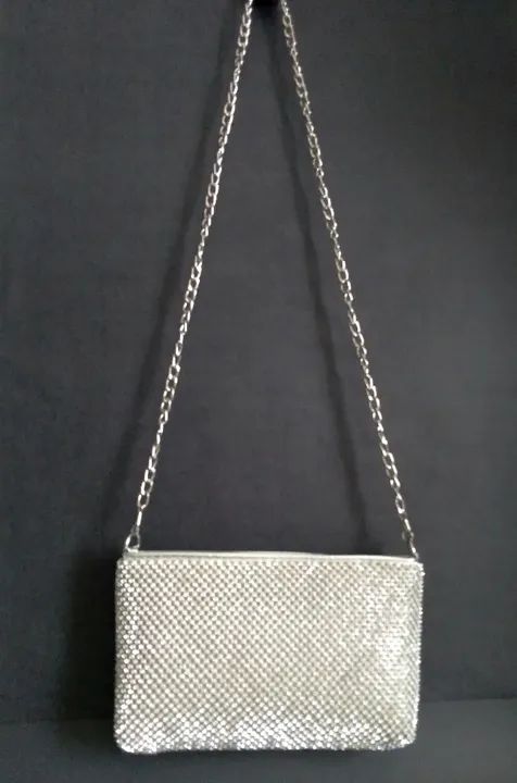 Bolsa carteira feminina de mão e ombro em prata com strass alça corrente  - Foto 3