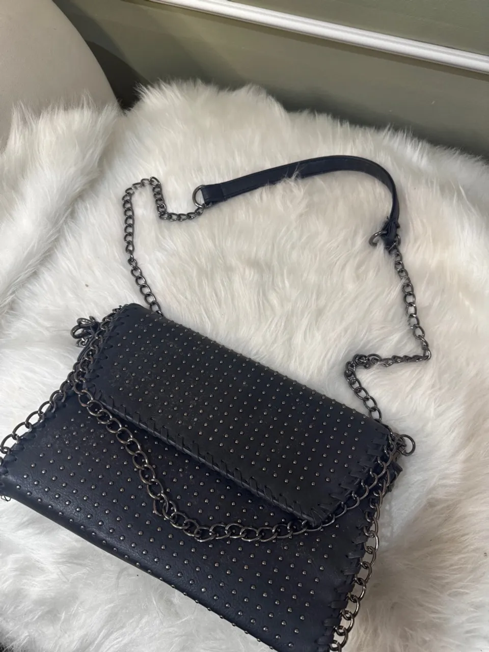 Bolsa de ombro preta com detalhes em tachas