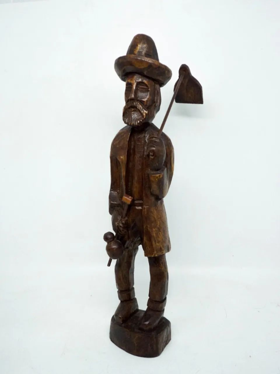 Escultura em madeira representando homem do campo - Mede 41cm