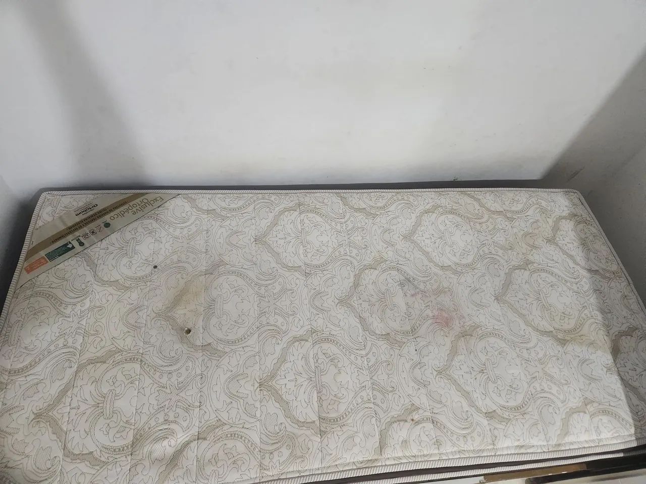 Colchão ortobom ortopédico + base em madeira - Foto 4